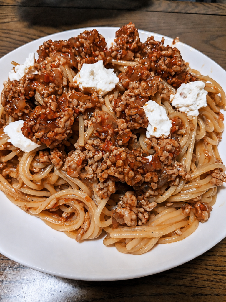 水切りしたオイコスピーチをのせたミートソースパスタ