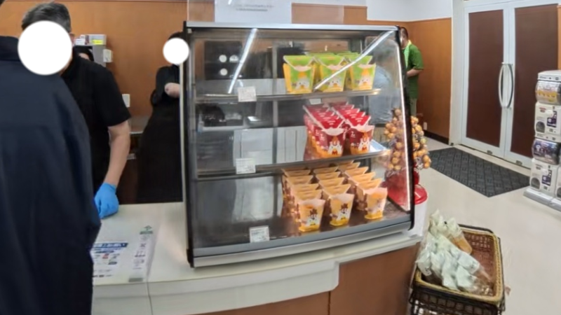セレブレーションホテルのコンビニとからあげクン売り場