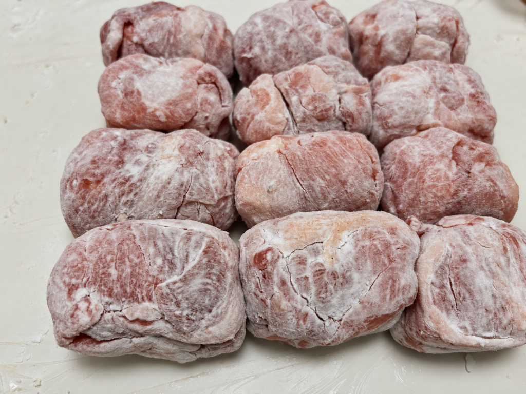 片栗粉をまぶして冷凍保存した厚揚げ入り豚こま肉巻き