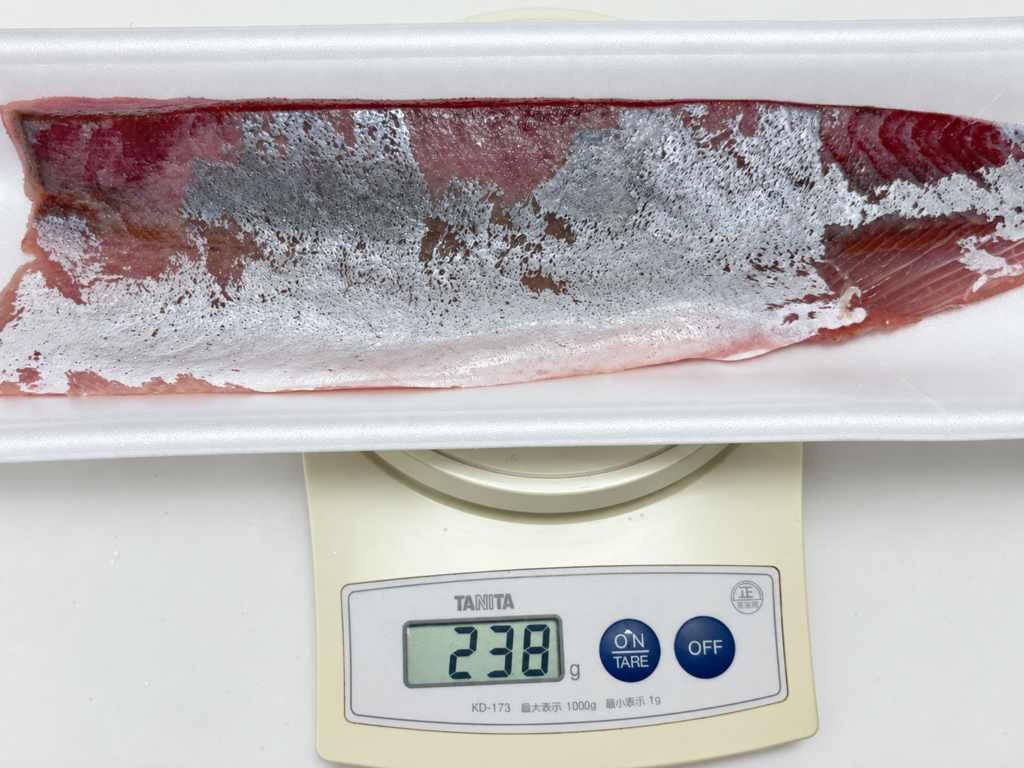 刺身用ハマチをトレーごとはかり、風袋引き後238gを示した写真