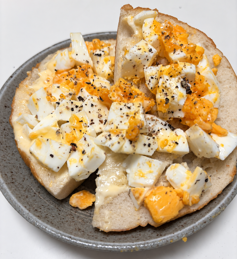 卵サラダをのせて食べやすく切ったコストコのチーズベーグル