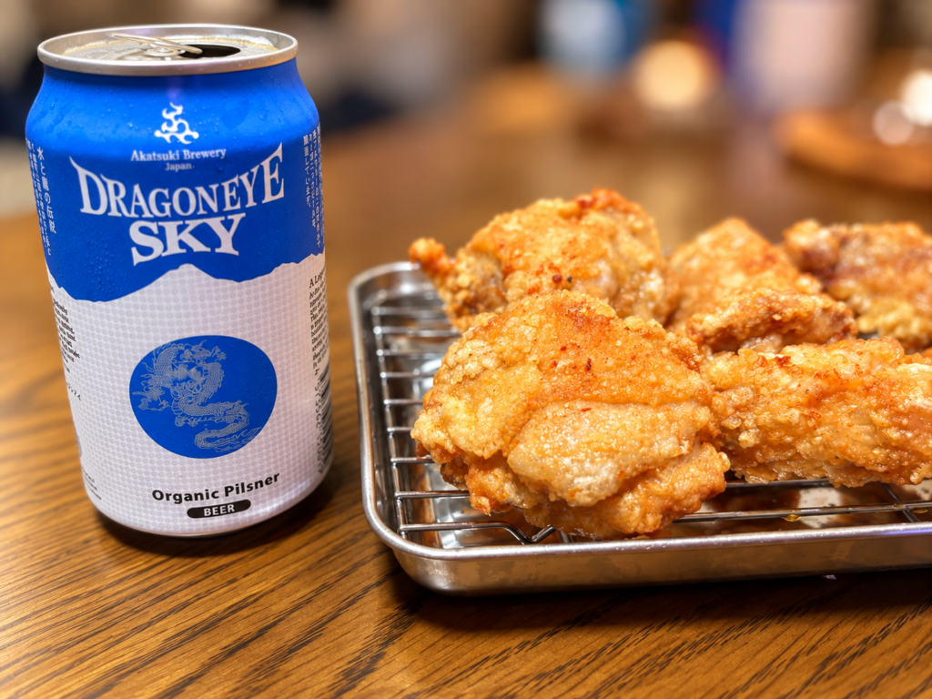 網にのせた塩唐揚げとDRAGONEYE SKY