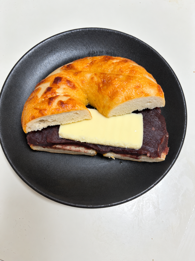 あんことバターをたっぷり挟んだコストコのチーズベーグルのあんバターサンド