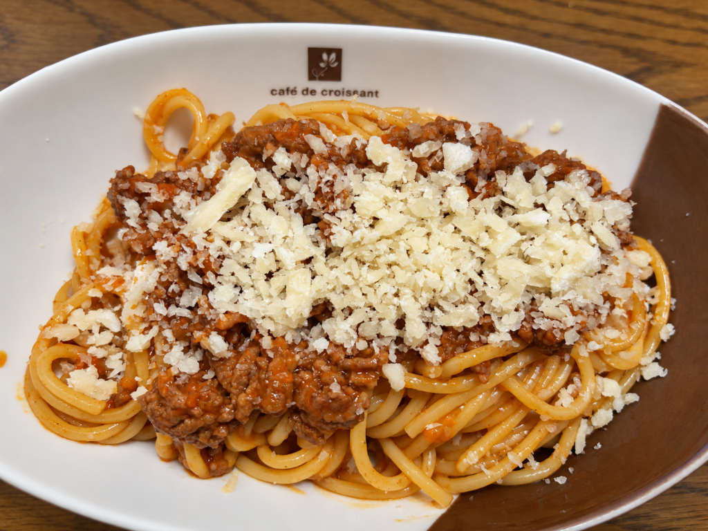 バリラNo.5にソフリット入りミートソースとパルミジャーノをのせたパスタ