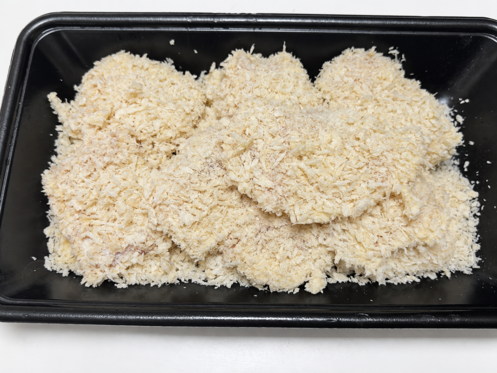 小麦粉と卵とパン粉で衣をつけた一口サイズのタラ