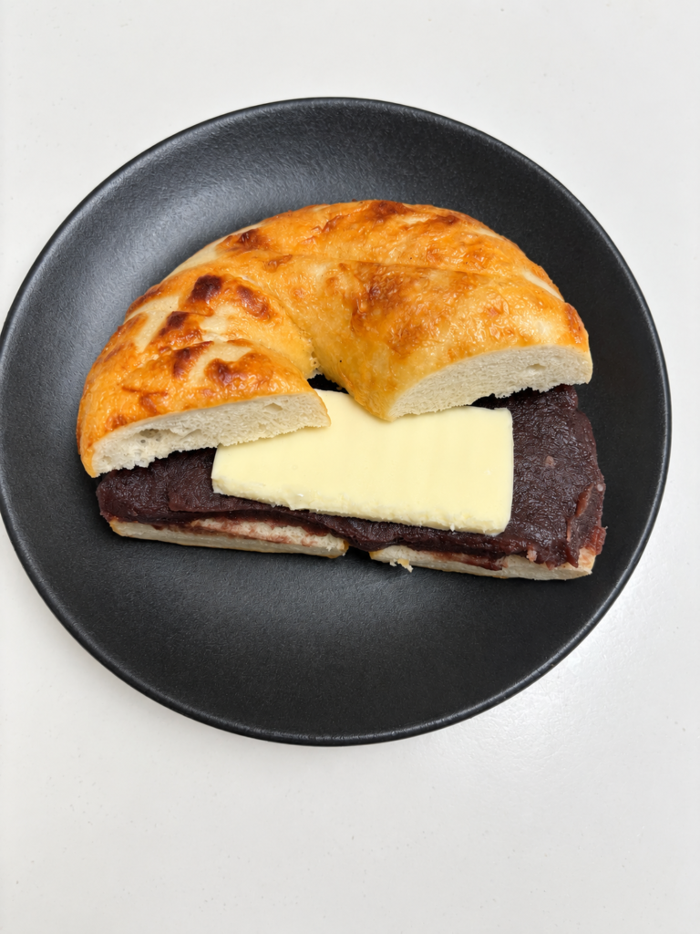 あんことバターが見えるチーズベーグルのあんバターサンドのアップ