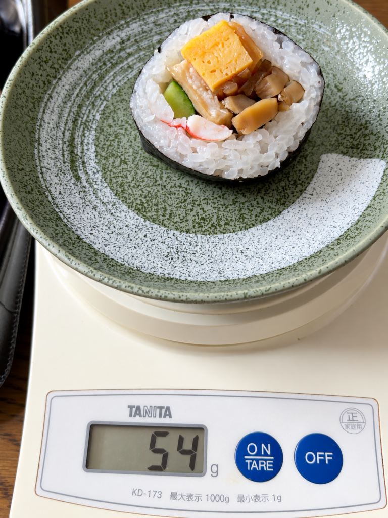田舎巻き1個を量って「54g」と表示されている写真