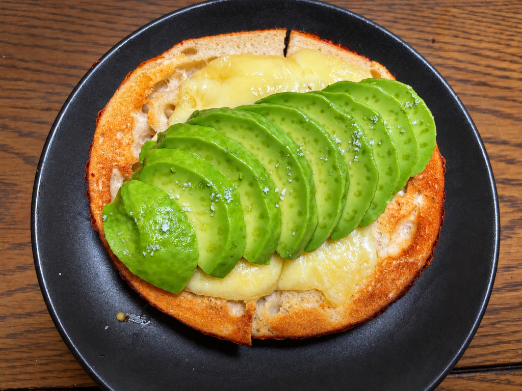 ラクレットチーズとアボカドをのせたコストコチーズベーグル