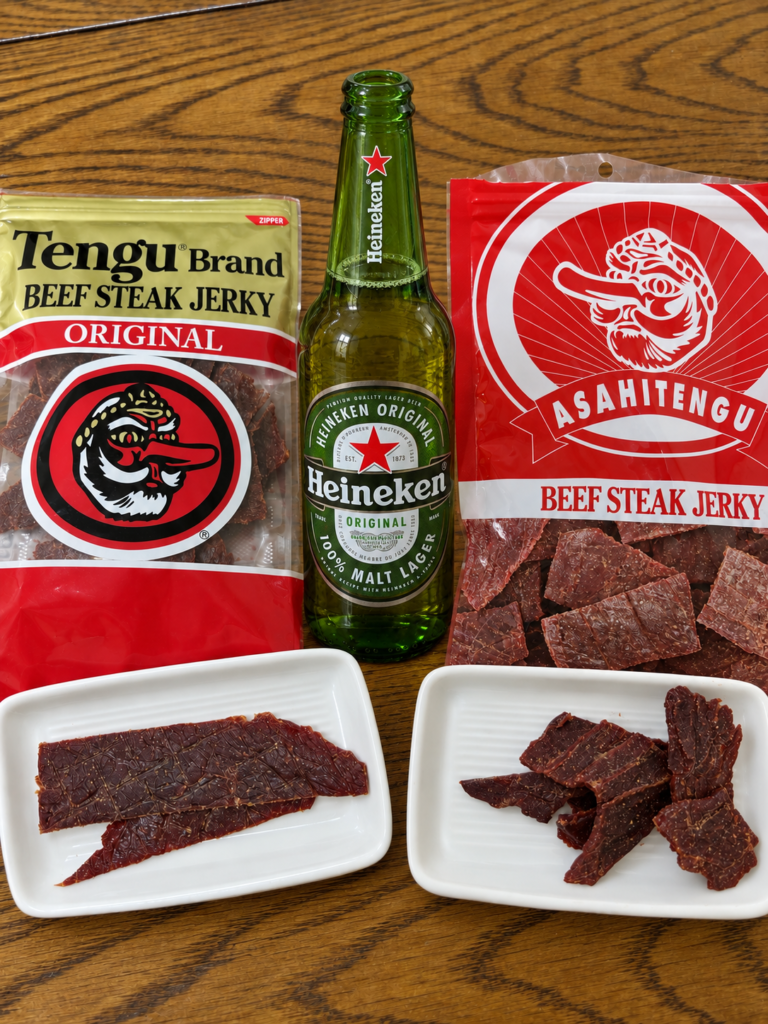 ハイネケンと天狗ジャーキー2種類を並べた家飲みの食卓