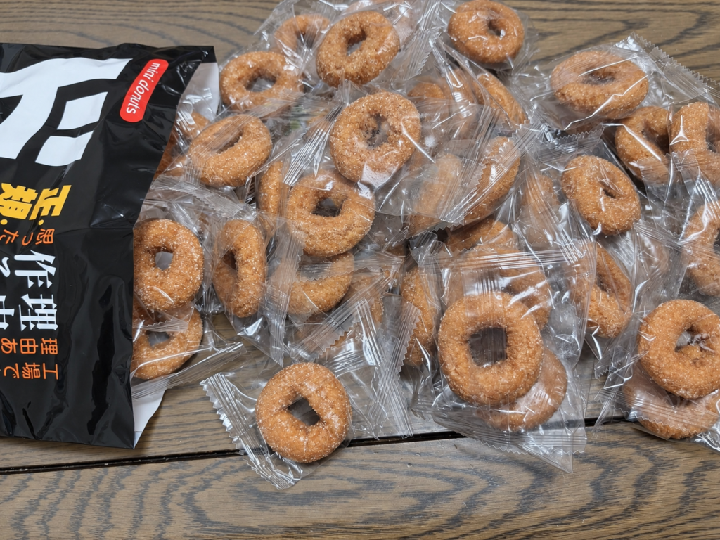 ドンキのお徳用ミニドーナツ47個を袋から並べた様子