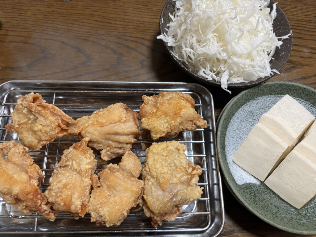 揚げたての塩唐揚げと千切りキャベツ、塩どうふの家飲み献立