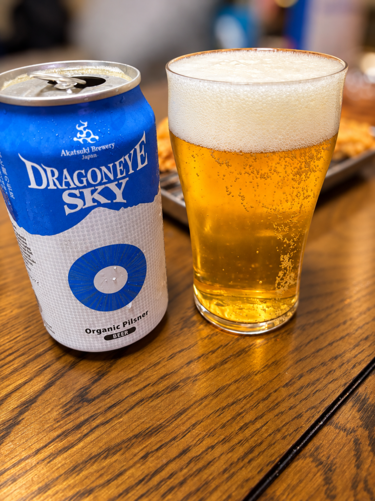 グラスに注いだDRAGONEYE SKYの黄金色と泡