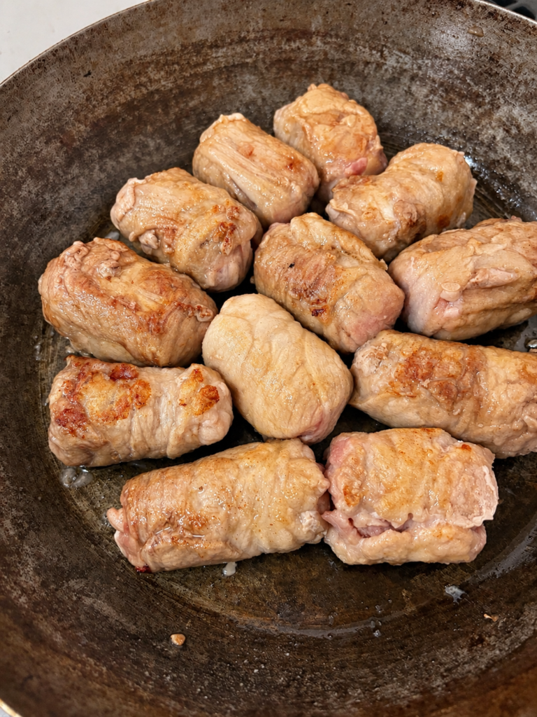 焼き色が付いた厚揚げ入り豚こま肉巻き