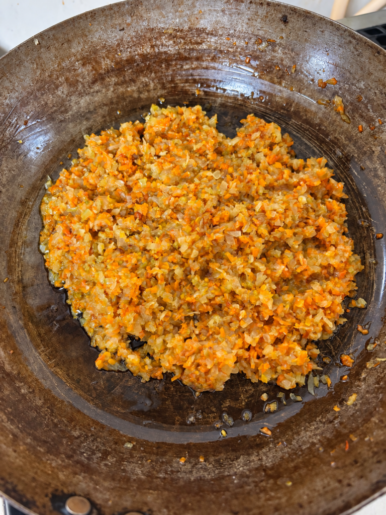 セロリと玉ねぎとにんじんを炒めて作ったソフリット