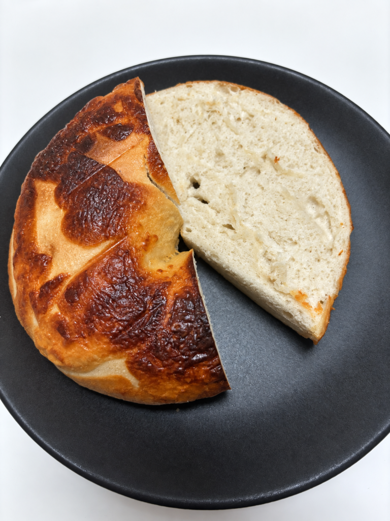 リベイクして表面が香ばしく焼けたコストコのチーズベーグル