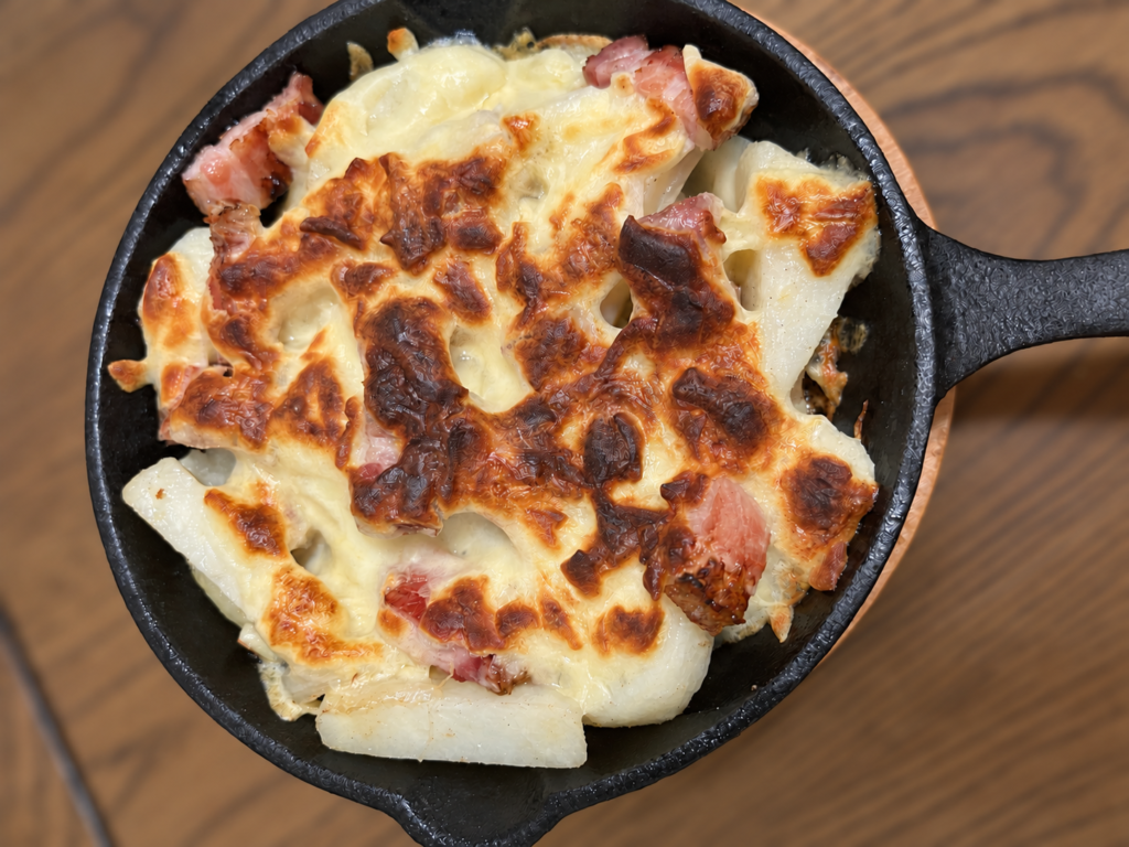 チーズにこんがり焼き目がついたベーコンとじゃがいものポテトチーズ焼き