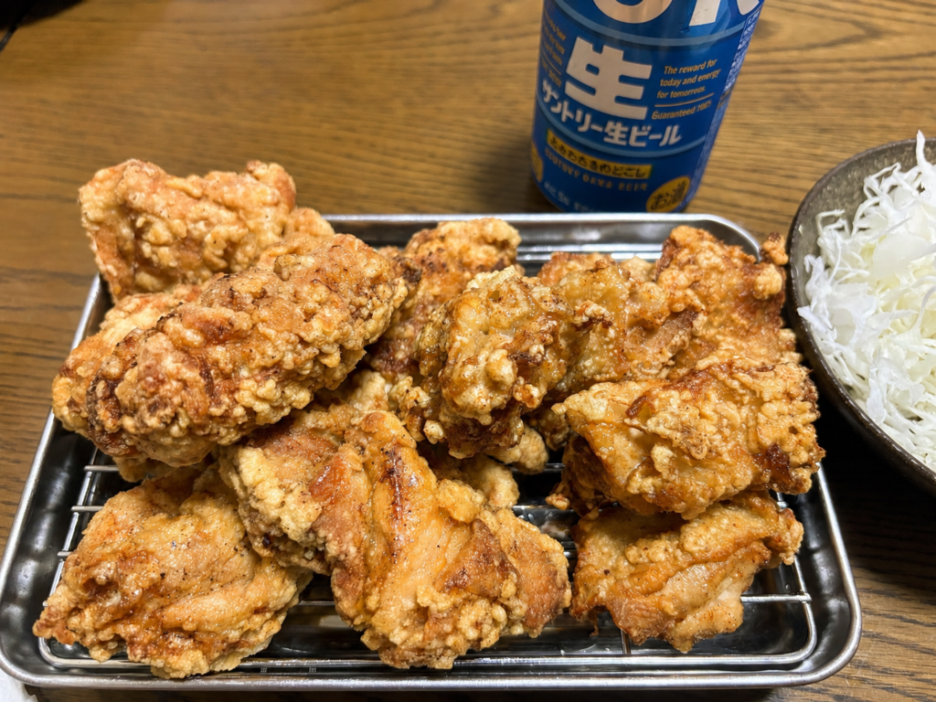 ニンニク唐揚げと千切りキャベツ、サントリー生ビールの家飲み