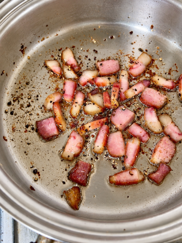 フライパンでじっくり焼いて脂を出したコストコのホワイトスモークベーコン
