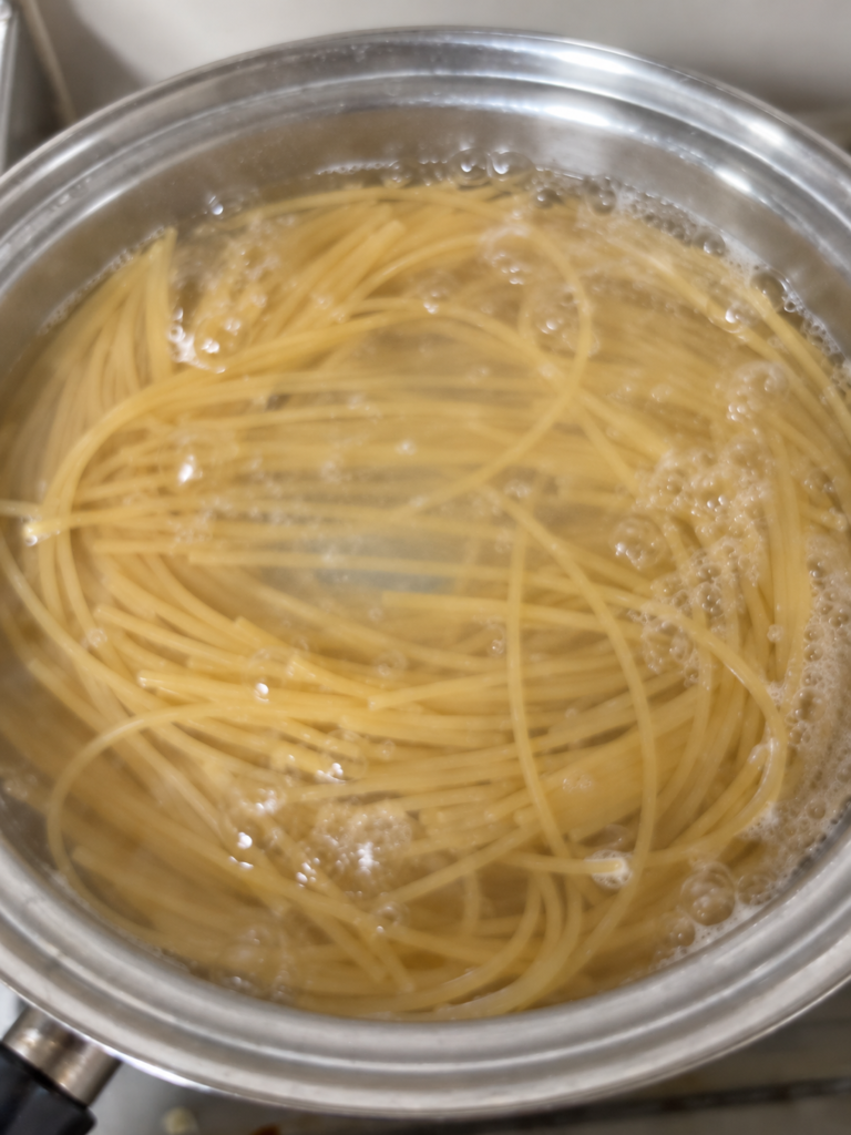 ヤリイカの明太子パスタ用に鍋で茹でるパスタ
