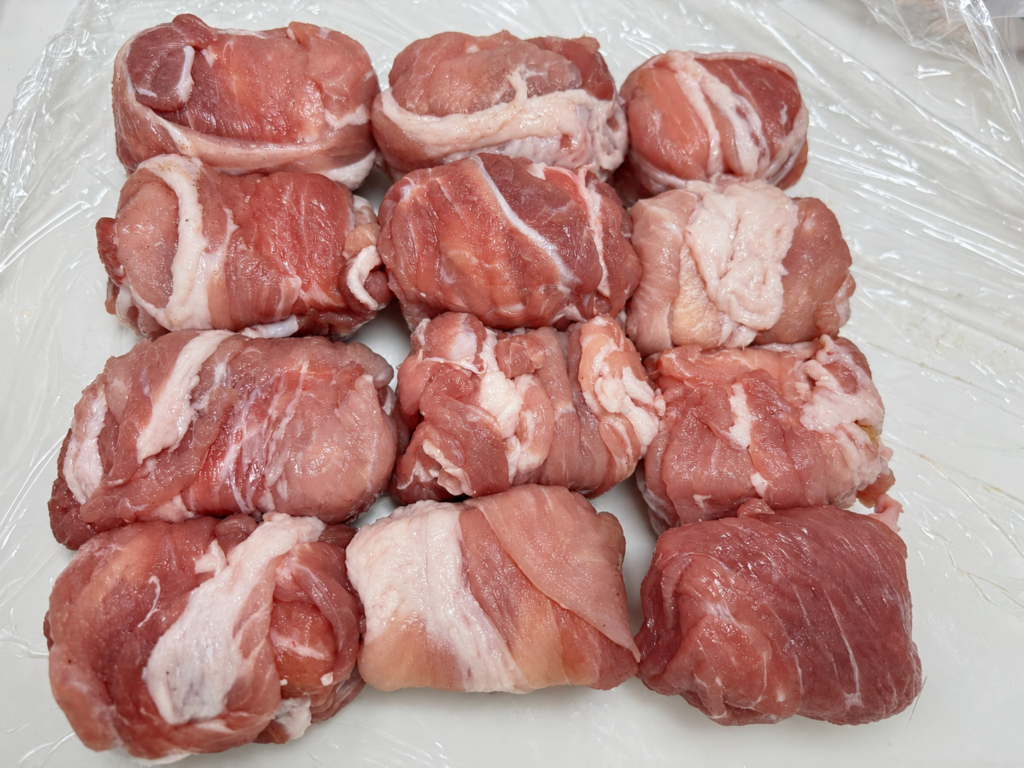 調理前の厚揚げ入り豚こま肉巻き