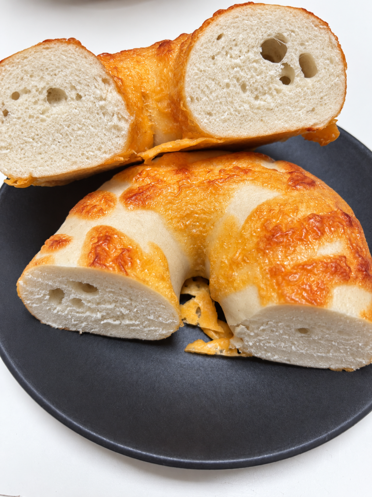 半分に切ったコストコのチーズベーグルと断面