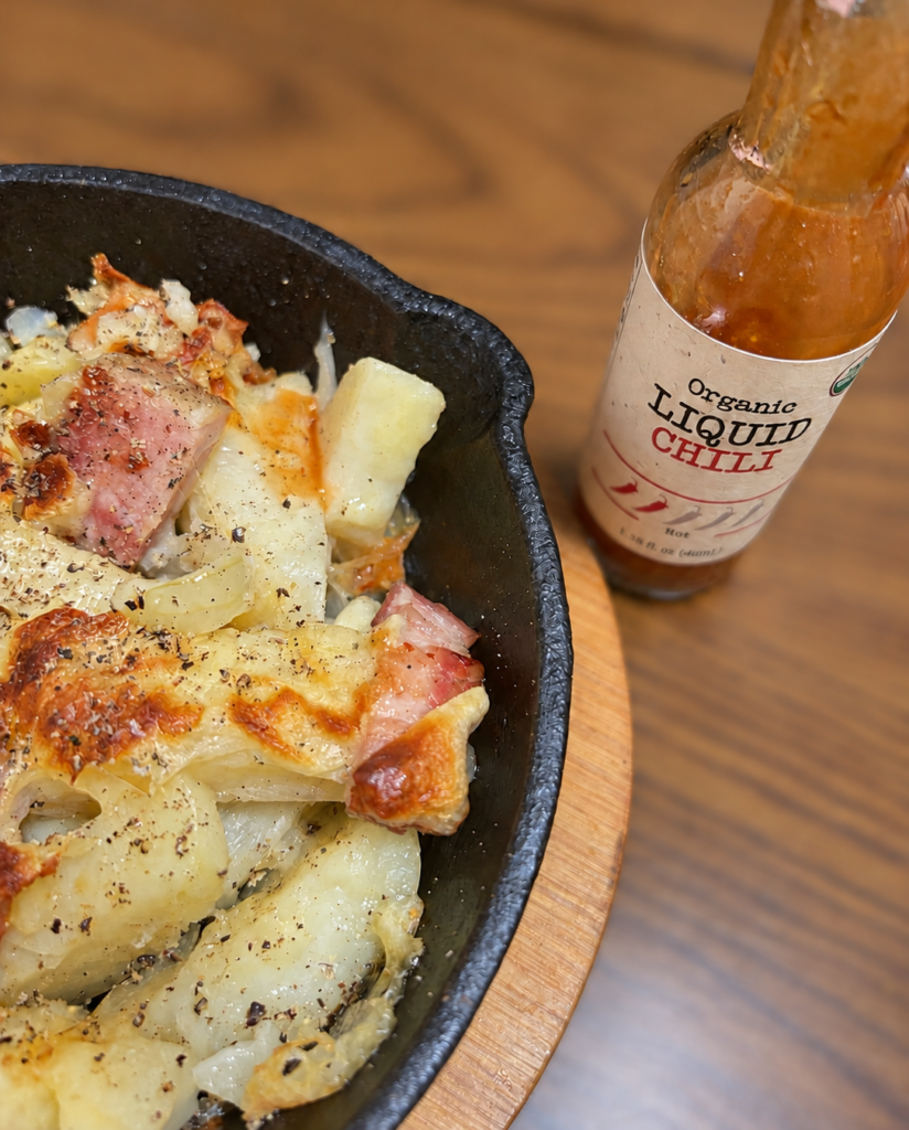リキッドチリをかけたベーコンとじゃがいものポテトチーズ焼き