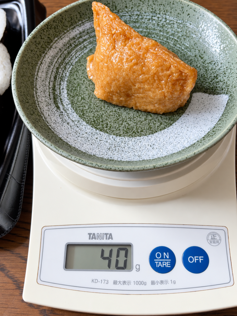 いなり寿司1個を量って「40g」と表示されている写真