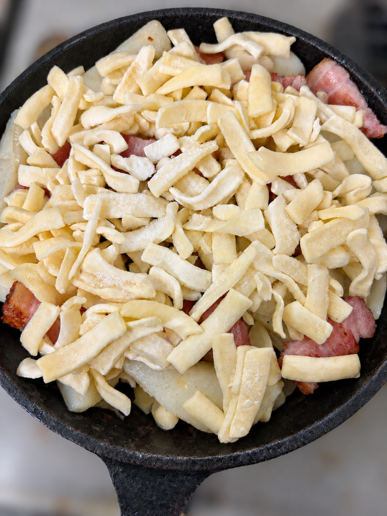 じゃがいもとベーコンにモッツァレラシュレッドをたっぷりのせたポテトチーズ焼き