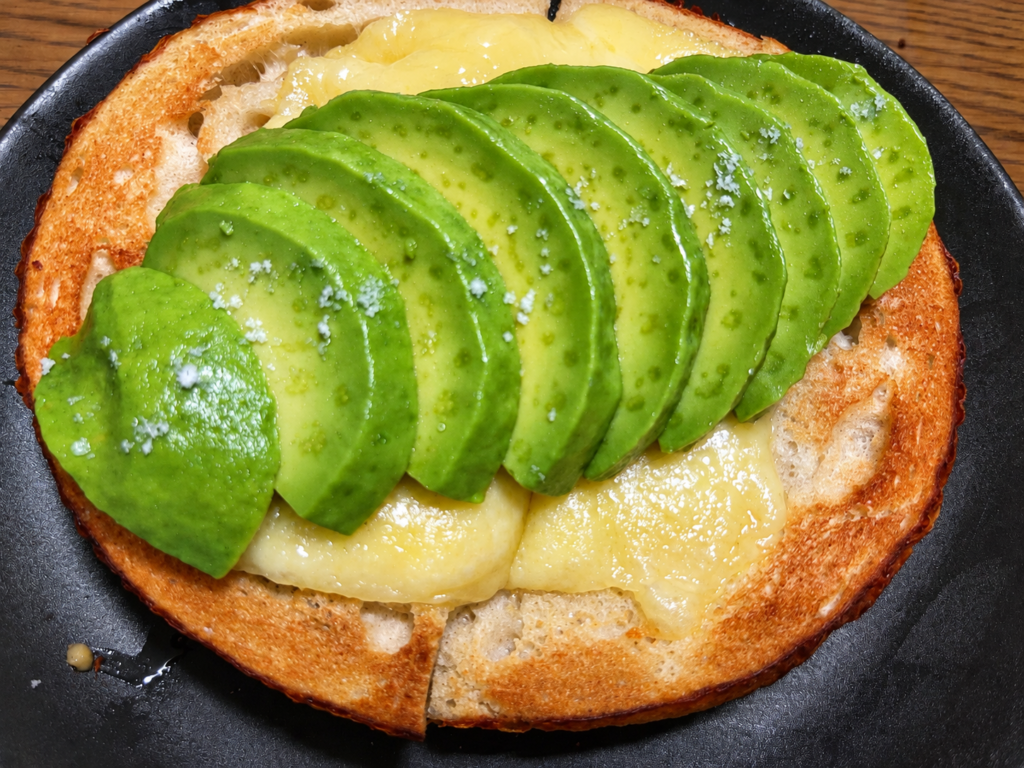 アボカドに塩を振ったラクレットチーズベーグル