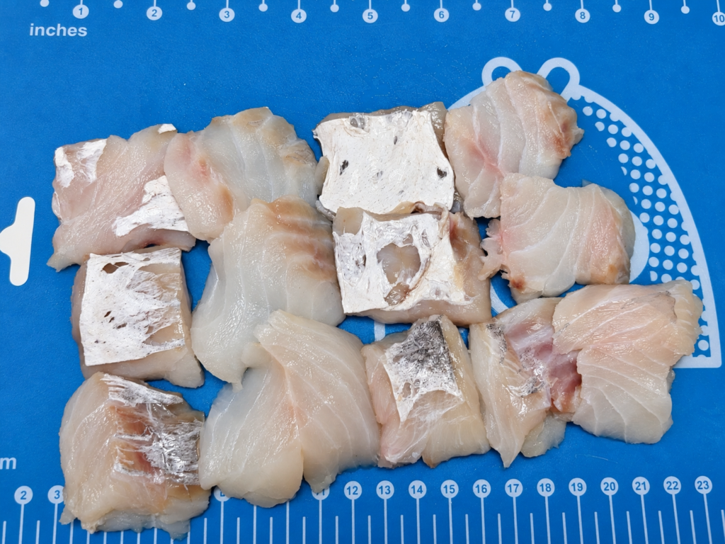 タラの切り身を食べやすい一口サイズに切った様子
