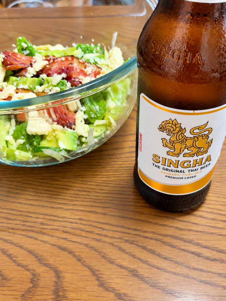 コストコベーコンのご馳走サラダとシンハービールで晩酌