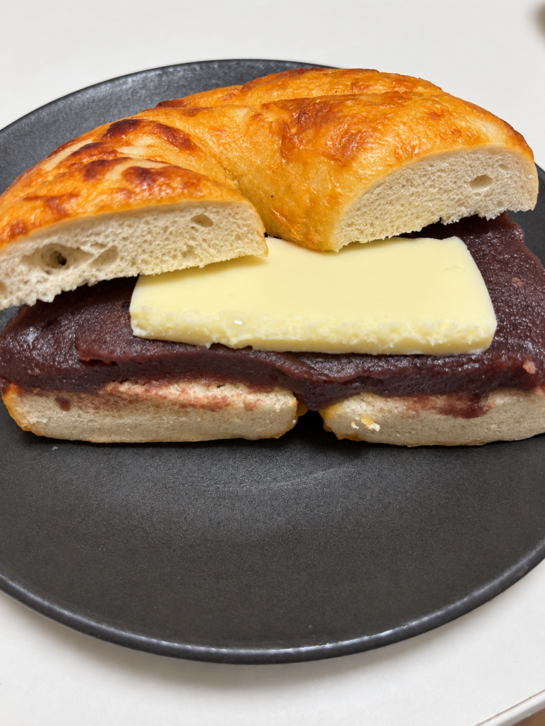 黒い皿に盛り付けたコストコのチーズベーグルのあんバターサンド