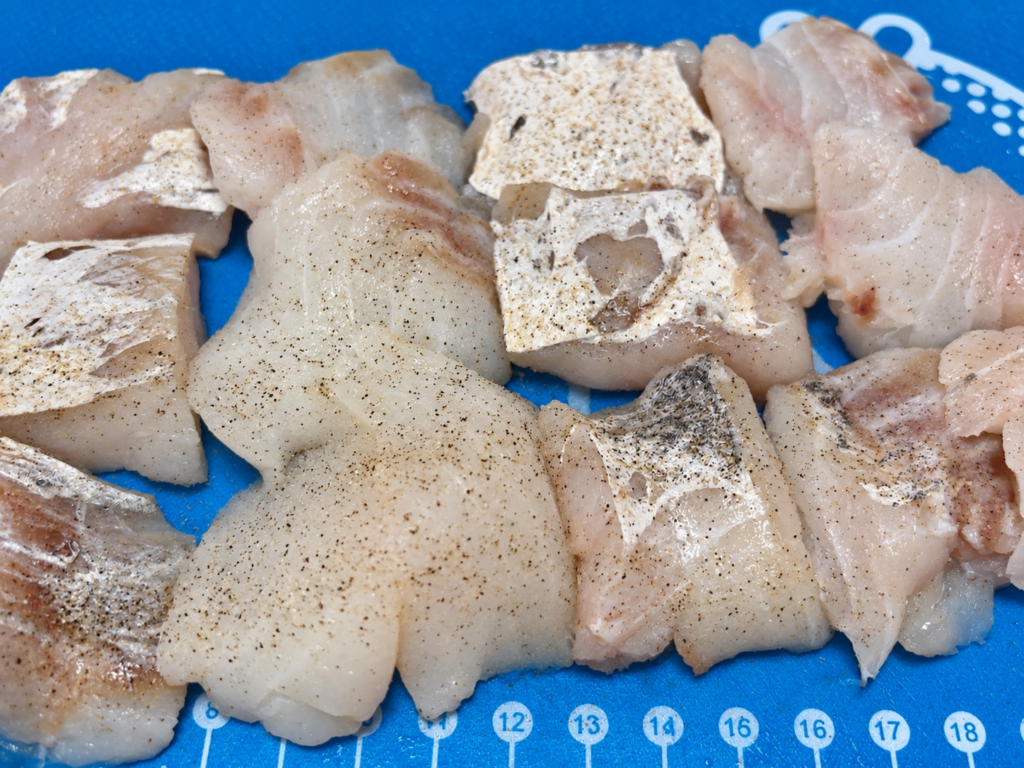 一口サイズに切ったタラへ塩こしょうで下味をつけた様子