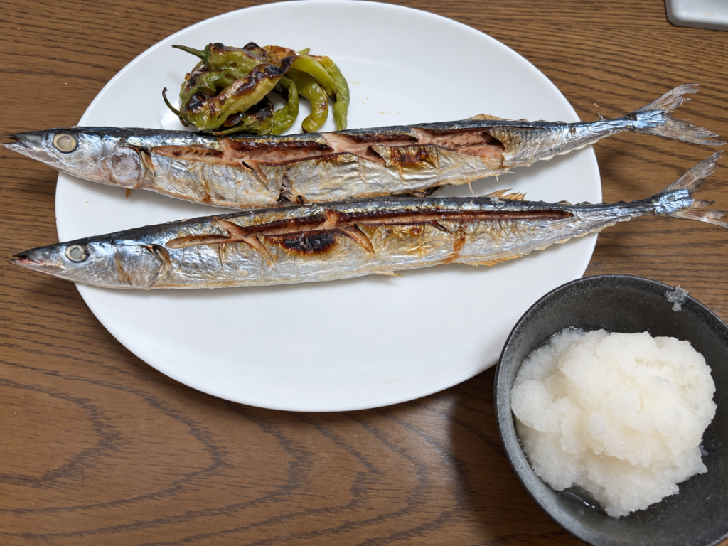 魚焼きグリルで丸焼きにした秋刀魚の塩焼きと大根おろし・焼きししとう