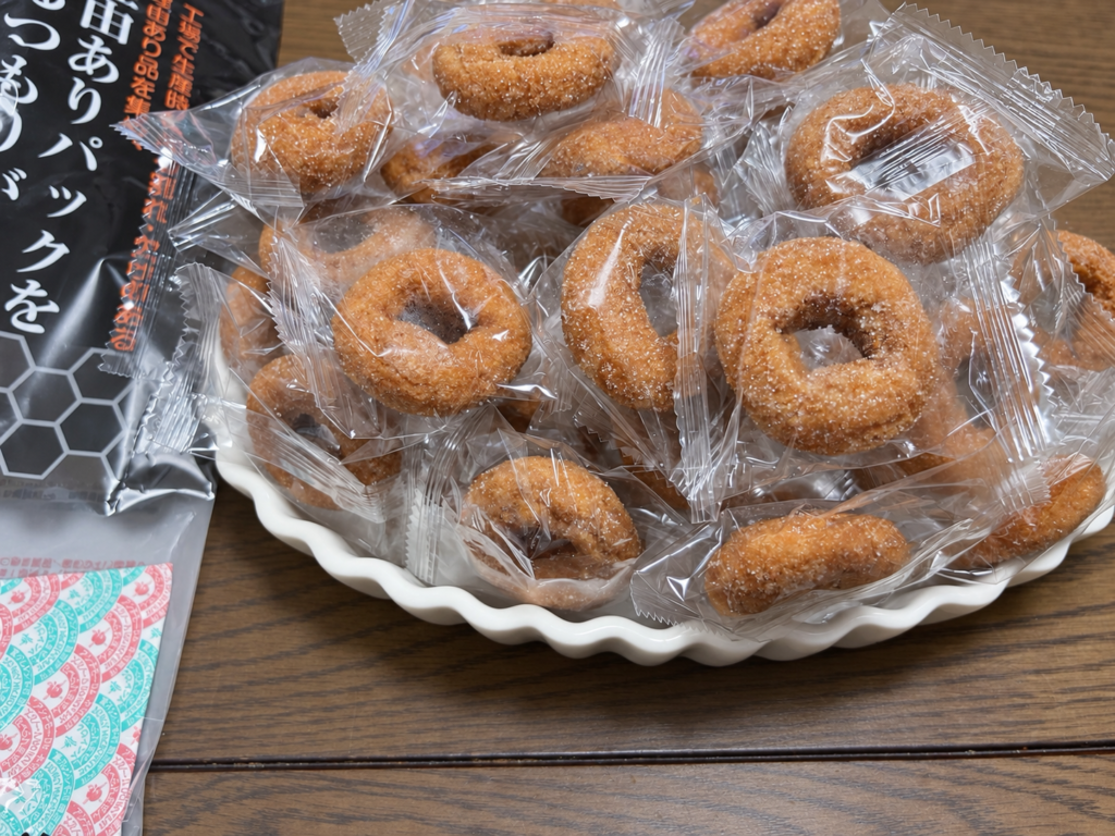 個包装されたお徳用ミニドーナツを皿に盛った様子