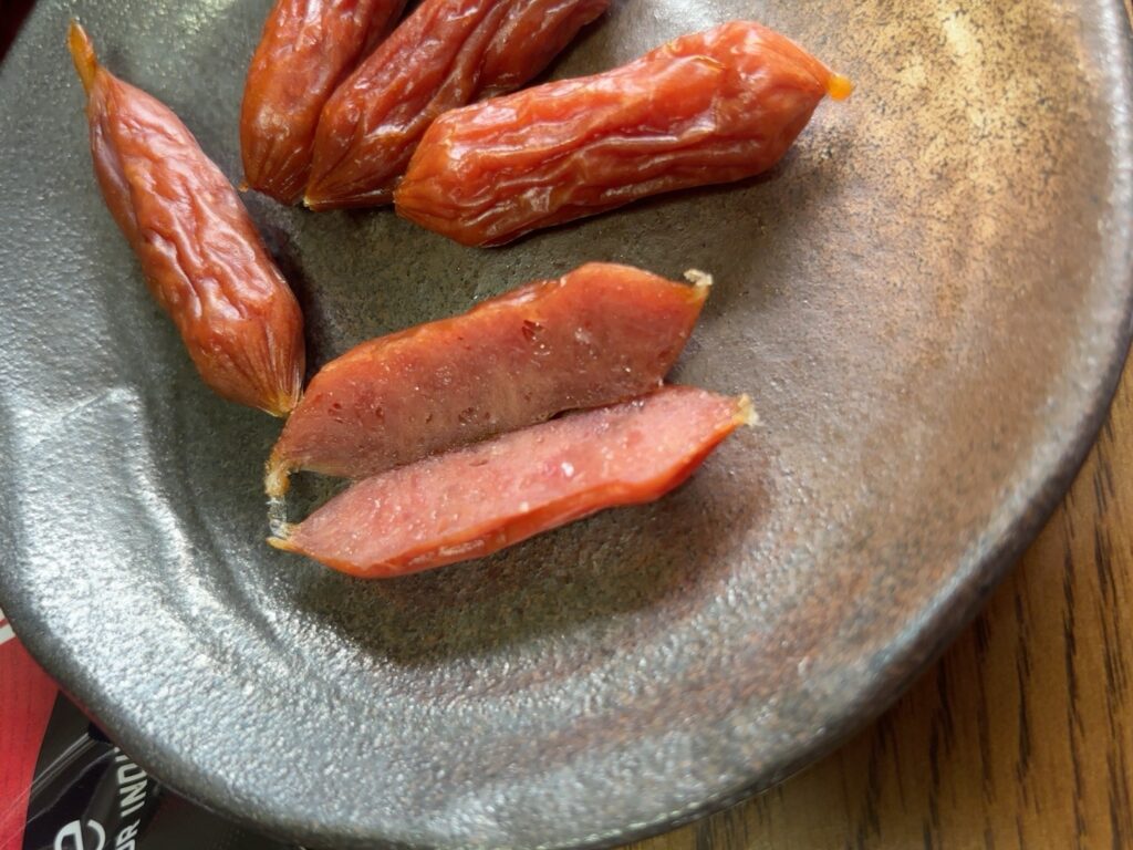 ジャックリンクス チキンスティックの断面・外側の皮と柔らかい中身