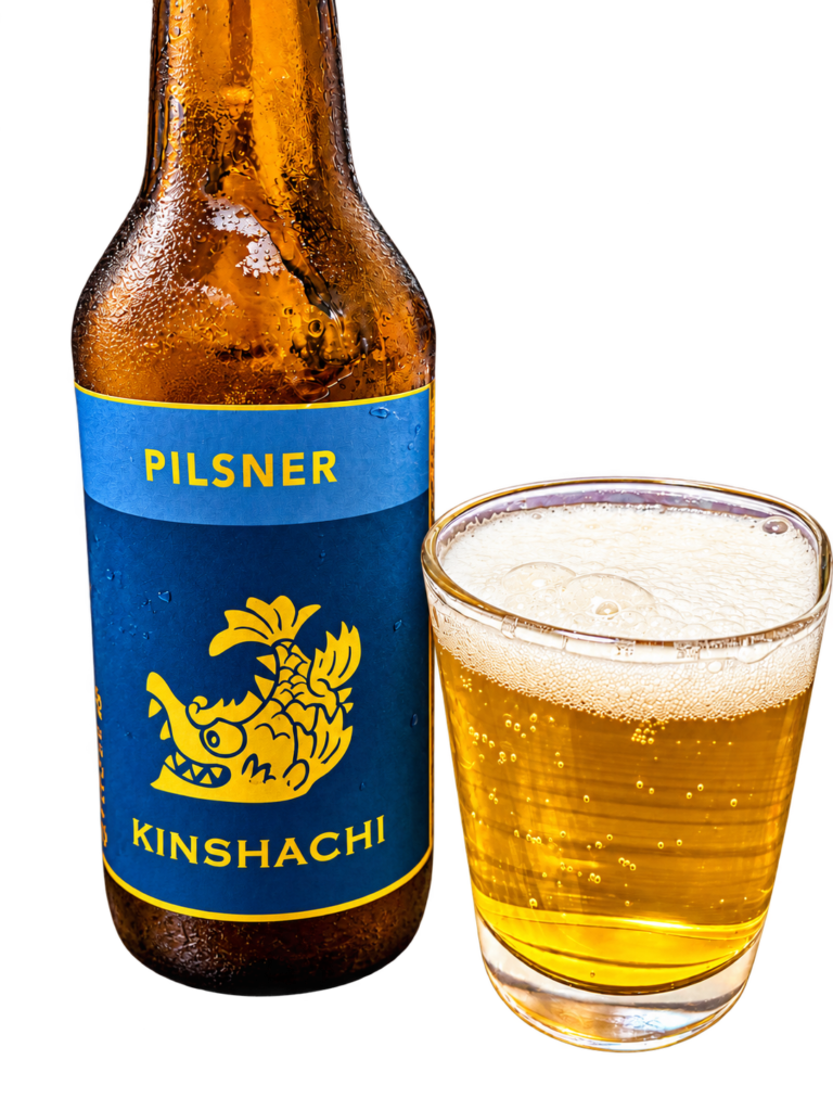 KINSHACHI PILSNERの瓶と黄金色のビール