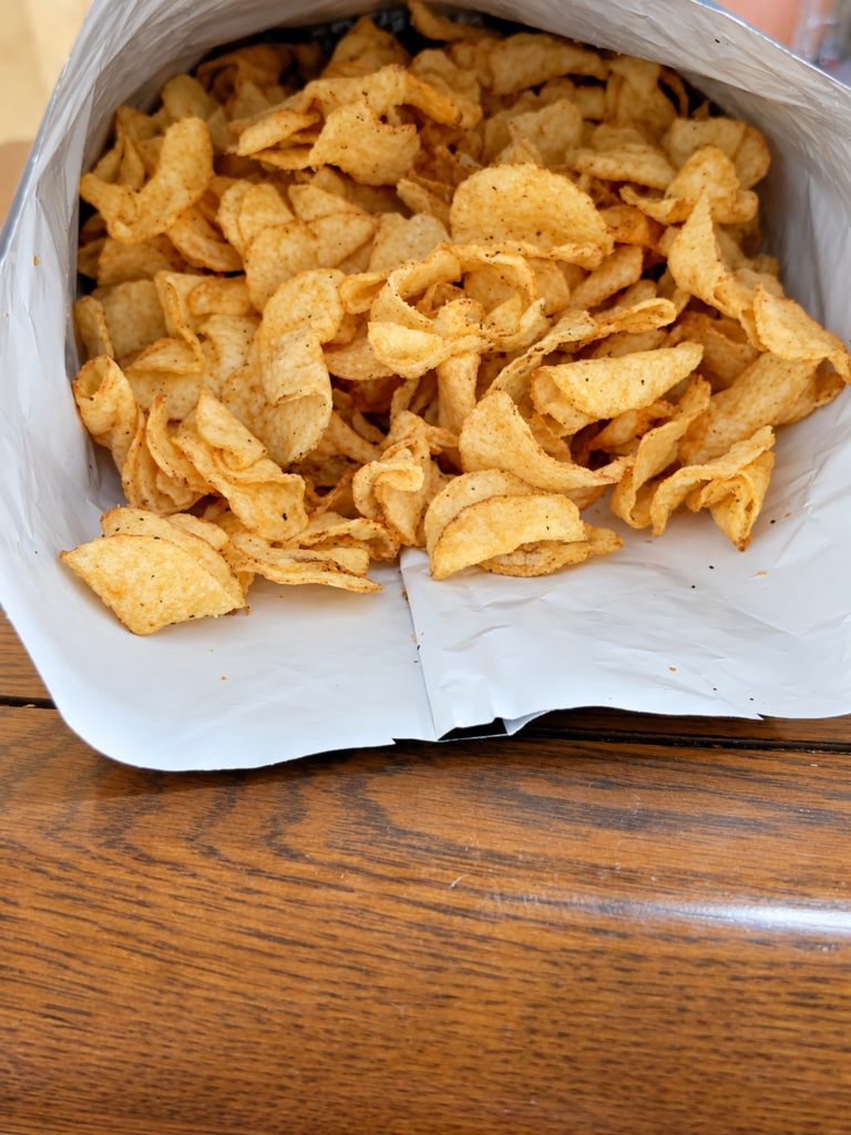 コストコのハードバイトを開封した様子。不揃いな形と黒こしょうの粒が見えるポテトチップス