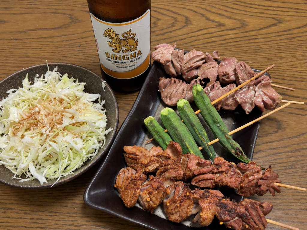 塩味とタコシーズニング味の砂肝串焼き、オクラ串、千切りキャベツとシンハービールの家飲み晩酌