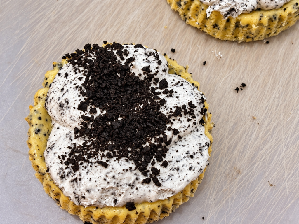 コストコ クッキークリームチーズケーキのクリームとココアクッキー