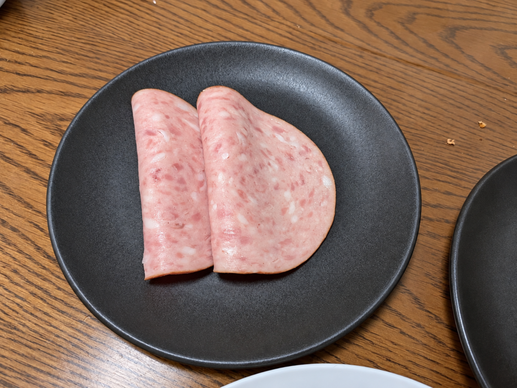 加熱せずそのままのシャウスライスを黒い皿に盛り付けた様子