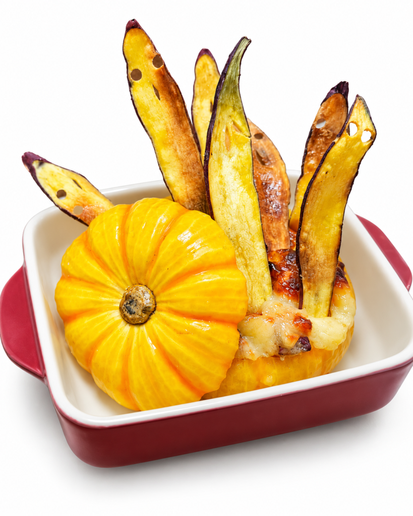 丸ごとかぼちゃのグラタンにさつまいもチップスを飾ったハロウィン料理