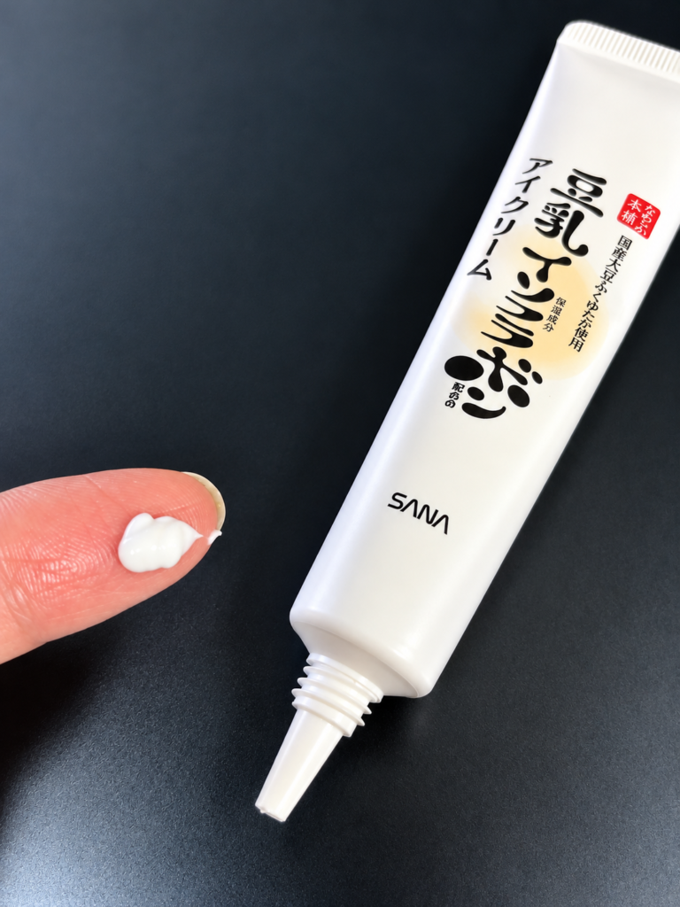 目元ふっくらクリームNCを指先に出した様子とクリームの質感