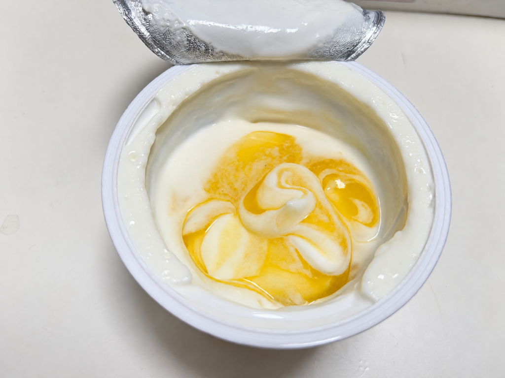 ダノン チーズフロマージュ＆ハニーの底のはちみつソースが見える状態