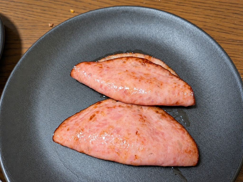 表面に焼き色がつき、脂が浮いている焼いたシャウスライス