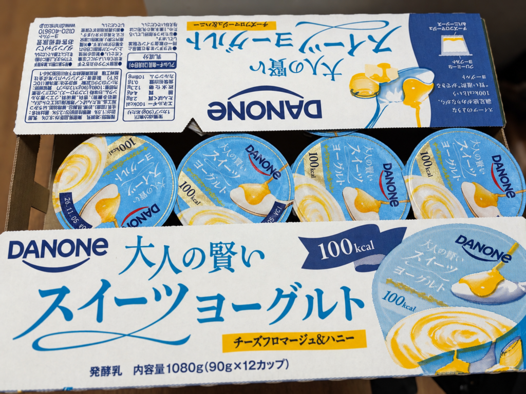 ダノン 大人の賢いスイーツヨーグルト チーズフロマージュ＆ハニーの箱と青いふたのカップ
