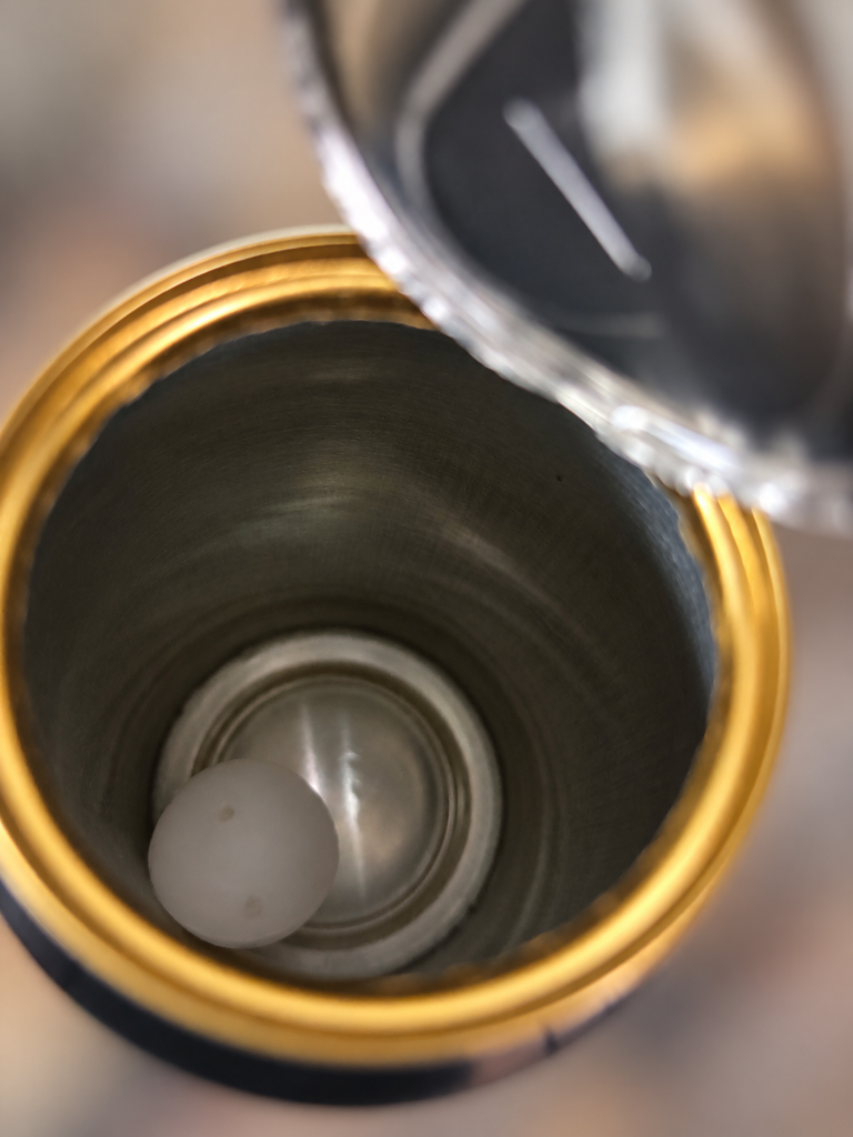 飲み終えたギネス缶の中に見える白いウィジェット