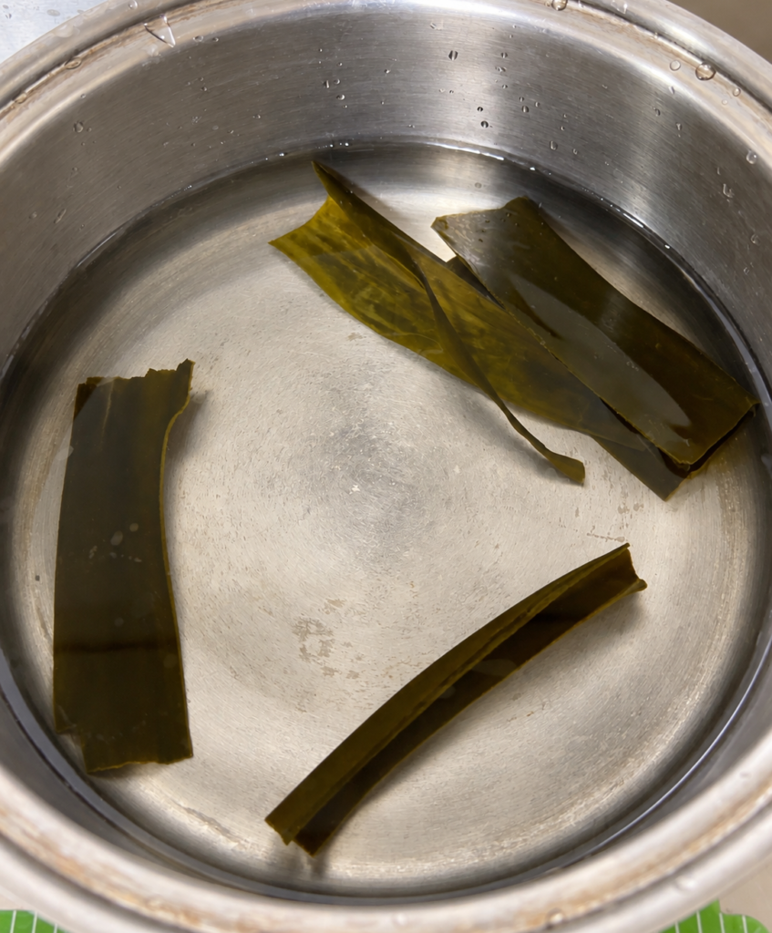 昆布を水に浸してだしを取る準備をしたビタクラフト鍋