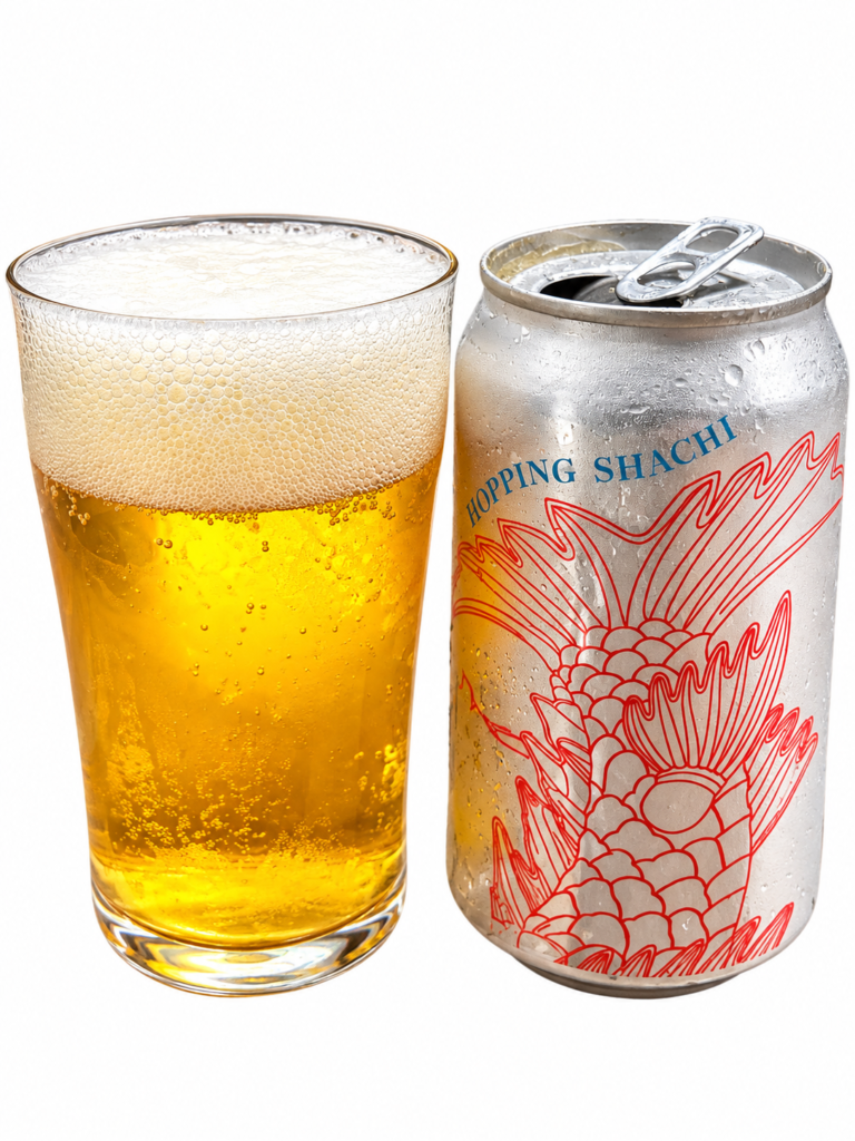 ホッピングシャチとグラスに注いだクラフトビール