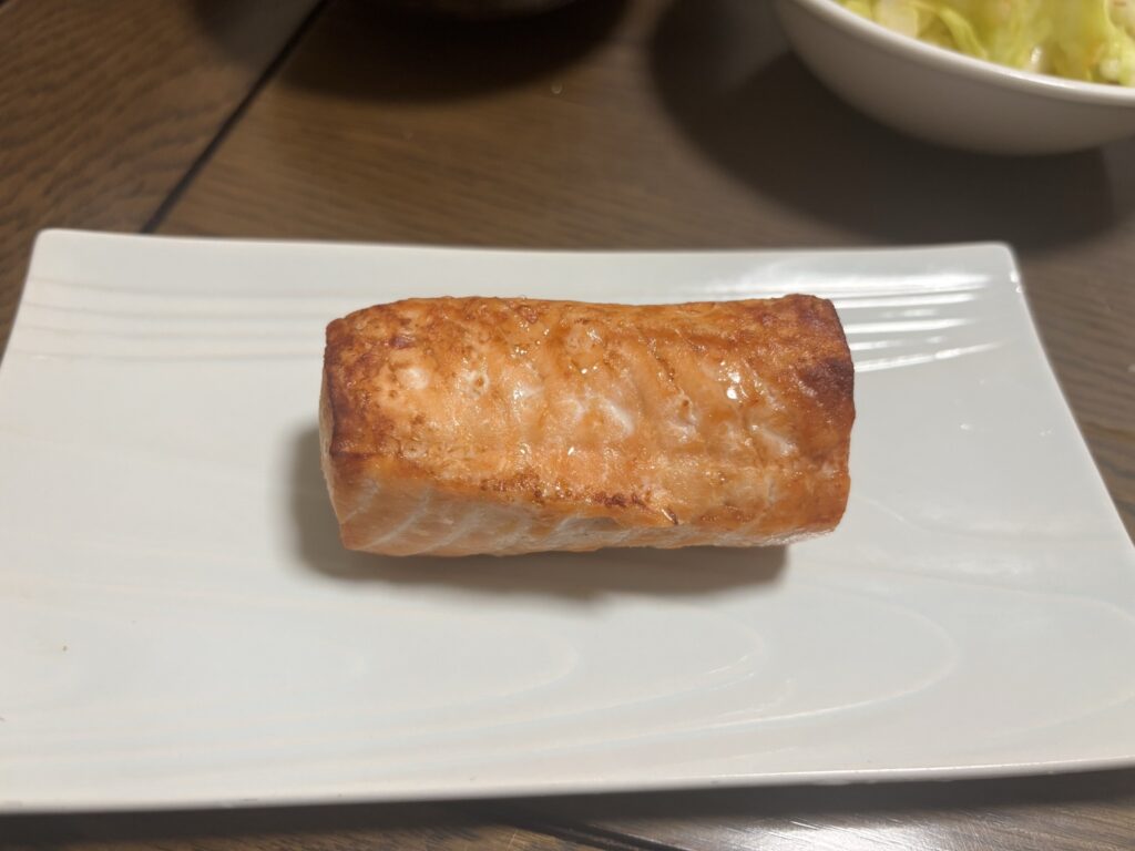 糠漬けしたサーモンを焼いた香ばしい家庭料理